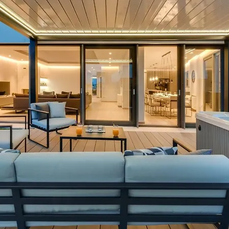 Luxury Marastina With Jacuzzi & Pool